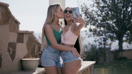 Lesbian Kissing XXX Wet Pussy